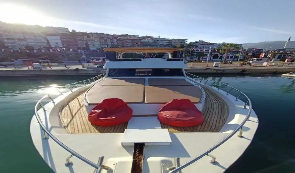 YACHT QUEEN
